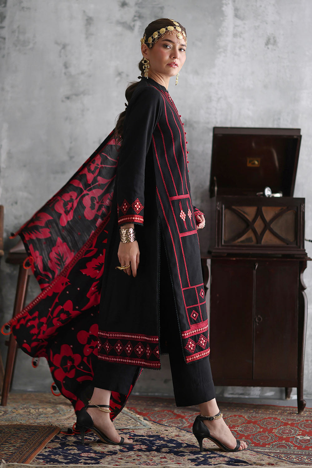 Gul Ahmed 3 Piece Embroidered Khaddar Suit With Embroidered Printed Khaddar Dupatta